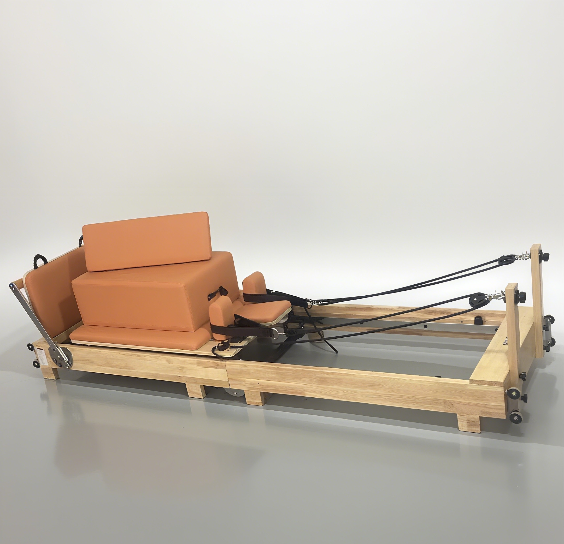 Pilates & Yoga Unleashed International Academy Yonkers - Reformer de Pilates pliable en bois